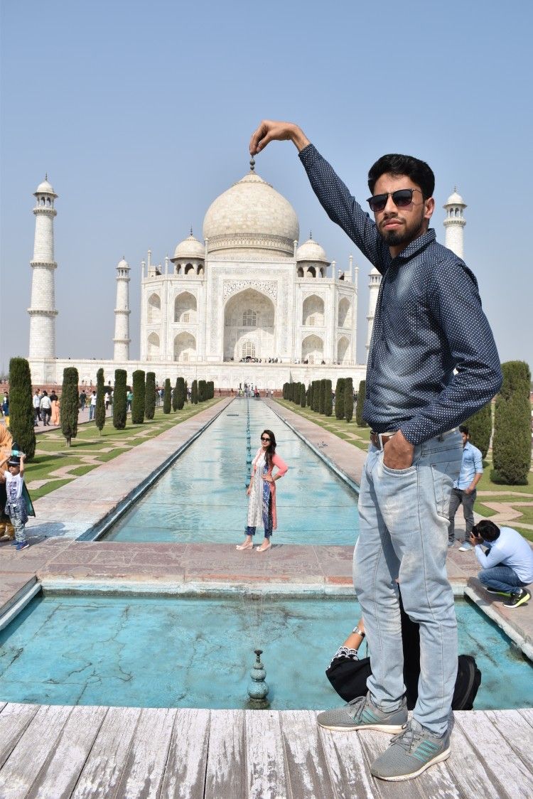 Before pose in front of the Taj Mahal